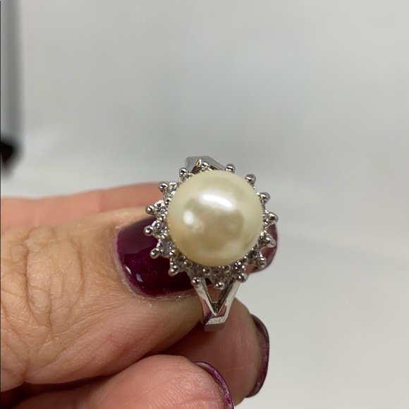 ๐2/$15. Pretty faux pearl ring. - Picture 3 of 8